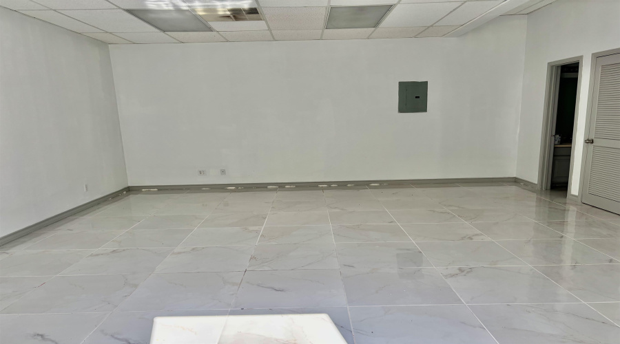 220 W Hillside Rd, Laredo, Texas 78041, 1 Room Rooms,1 BathroomBathrooms,Commercial retail/office,For Rent,220 W Hillside Rd,20263791