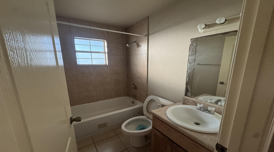 2801 S Bartlett Ave, Laredo, Texas 78046, 2 Bedrooms Bedrooms, 4 Rooms Rooms,1 BathroomBathrooms,Residential,For Rent,2801 S Bartlett Ave,20263786