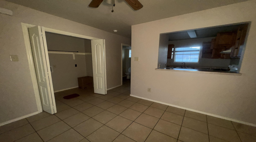2801 S Bartlett Ave, Laredo, Texas 78046, 2 Bedrooms Bedrooms, 4 Rooms Rooms,1 BathroomBathrooms,Residential,For Rent,2801 S Bartlett Ave,20263786