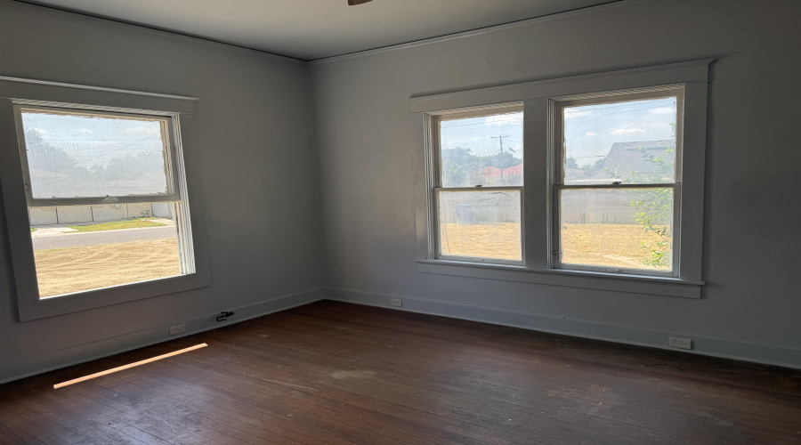 1319 Mier St, Laredo, Texas 78040, 2 Bedrooms Bedrooms, 6 Rooms Rooms,1 BathroomBathrooms,Residential,For Rent,1319 Mier St,20263796