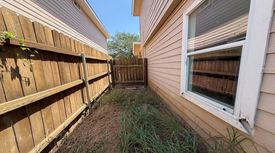 1608 Aransas Pass Dr, Laredo, Texas 78045, 3 Bedrooms Bedrooms, 6 Rooms Rooms,2 BathroomsBathrooms,Residential,For Sale,1608 Aransas Pass Dr,20263798