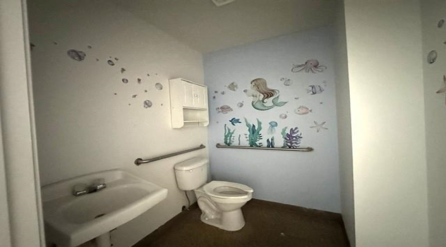 3210 Jaime Zapata Memorial Hwy, Laredo, Texas 78043, 6 Rooms Rooms,2 BathroomsBathrooms,Commercial retail/office,For Rent,3210 Jaime Zapata Memorial Hwy,20263810