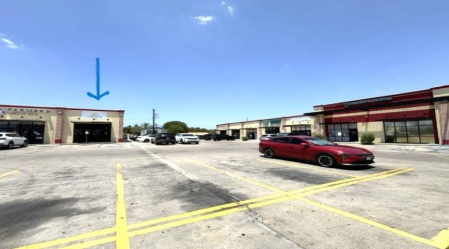 3210 Jaime Zapata Memorial Hwy, Laredo, Texas 78043, 6 Rooms Rooms,2 BathroomsBathrooms,Commercial retail/office,For Rent,3210 Jaime Zapata Memorial Hwy,20263810