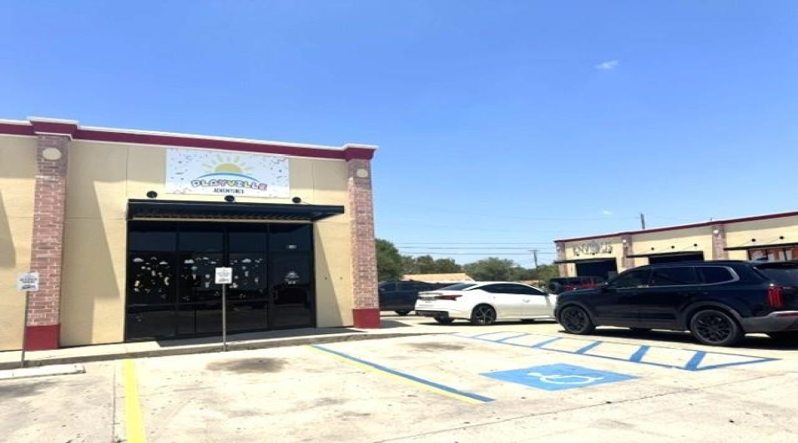 3210 Jaime Zapata Memorial Hwy, Laredo, Texas 78043, 6 Rooms Rooms,2 BathroomsBathrooms,Commercial retail/office,For Rent,3210 Jaime Zapata Memorial Hwy,20263810