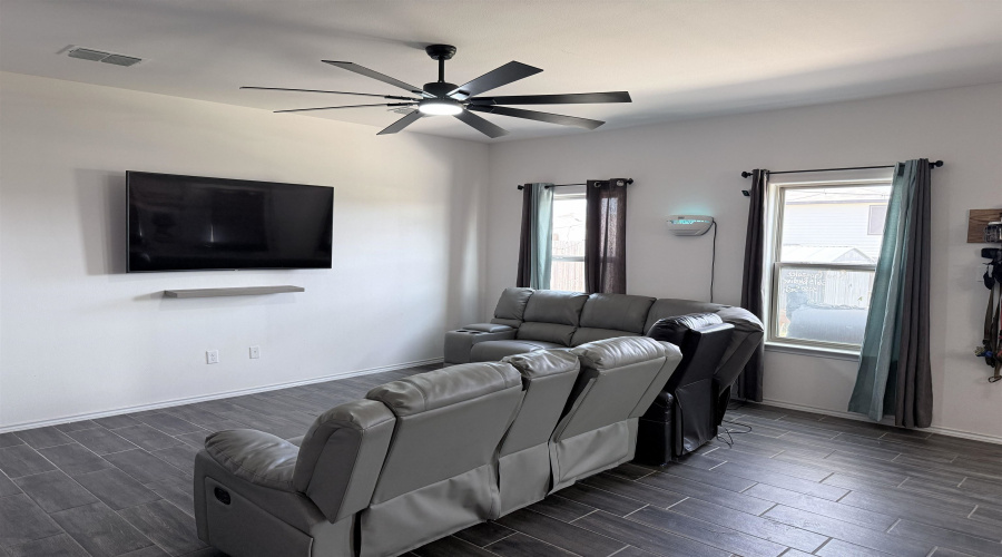 5615 Palestine Dr, Laredo, Texas 78046-5255, 4 Bedrooms Bedrooms, 6 Rooms Rooms,2 BathroomsBathrooms,Residential,For Sale,5615 Palestine Dr,20263807