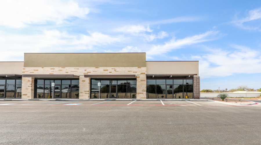 1016 Calton Rd, LAREDO, Texas 78041, 1 Room Rooms,1 BathroomBathrooms,Commercial retail/office,For Rent,1016 Calton Rd,20263811