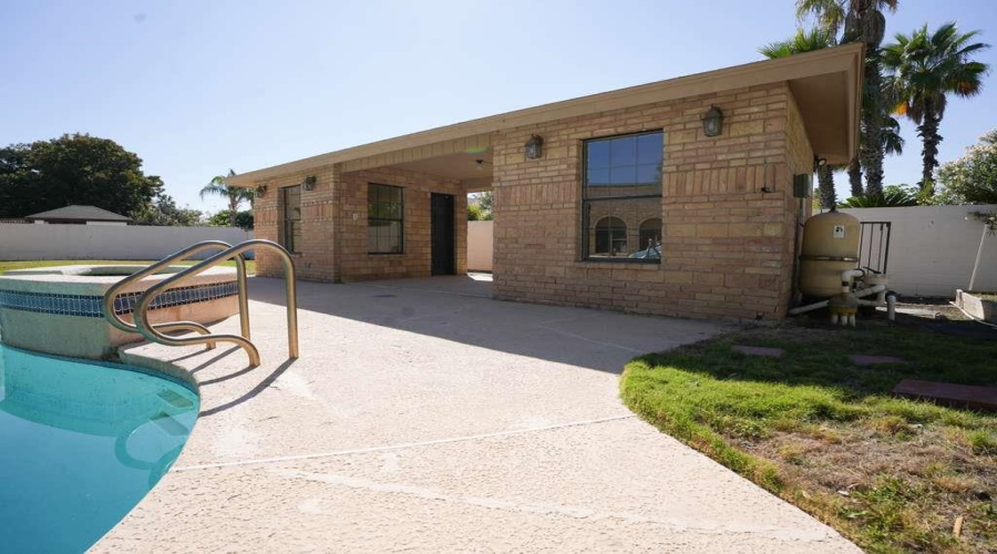 1046 Faldo Dr, Laredo, Texas 78045, 4 Bedrooms Bedrooms, 8 Rooms Rooms,3 BathroomsBathrooms,Residential,For Sale,1046 Faldo Dr,20263815