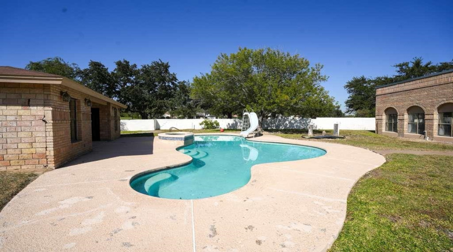 1046 Faldo Dr, Laredo, Texas 78045, 4 Bedrooms Bedrooms, 8 Rooms Rooms,3 BathroomsBathrooms,Residential,For Sale,1046 Faldo Dr,20263815