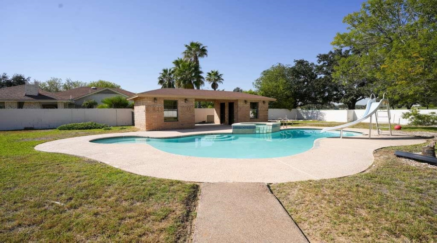 1046 Faldo Dr, Laredo, Texas 78045, 4 Bedrooms Bedrooms, 8 Rooms Rooms,3 BathroomsBathrooms,Residential,For Sale,1046 Faldo Dr,20263815