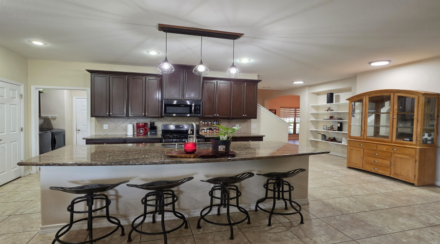 302 Date Palm Dr., LAREDO, Texas 78045, 4 Bedrooms Bedrooms, 8 Rooms Rooms,3 BathroomsBathrooms,Residential,For Rent,302 Date Palm Dr.,20263818