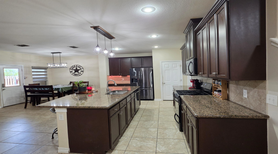 302 Date Palm Dr., LAREDO, Texas 78045, 4 Bedrooms Bedrooms, 8 Rooms Rooms,3 BathroomsBathrooms,Residential,For Rent,302 Date Palm Dr.,20263818