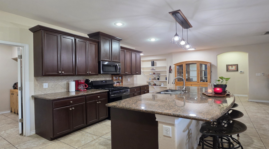 302 Date Palm Dr., LAREDO, Texas 78045, 4 Bedrooms Bedrooms, 8 Rooms Rooms,3 BathroomsBathrooms,Residential,For Rent,302 Date Palm Dr.,20263818