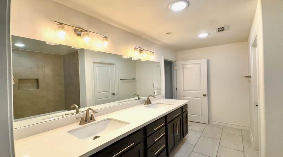9913 Kaspar Dr., LAREDO, Texas 78045, 3 Bedrooms Bedrooms, 5 Rooms Rooms,3 BathroomsBathrooms,Residential,For Rent,9913 Kaspar Dr.,20263835