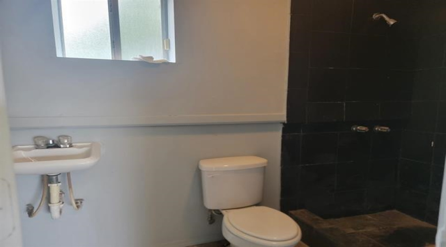 3202 Anna Ave, LAREDO, Texas 78041, ,2 BathroomsBathrooms,Commercial/industrial,For Rent,3202 Anna Ave,20263848