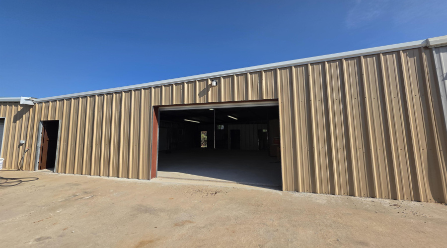 3202 Anna Ave, LAREDO, Texas 78041, ,2 BathroomsBathrooms,Commercial/industrial,For Rent,3202 Anna Ave,20263848