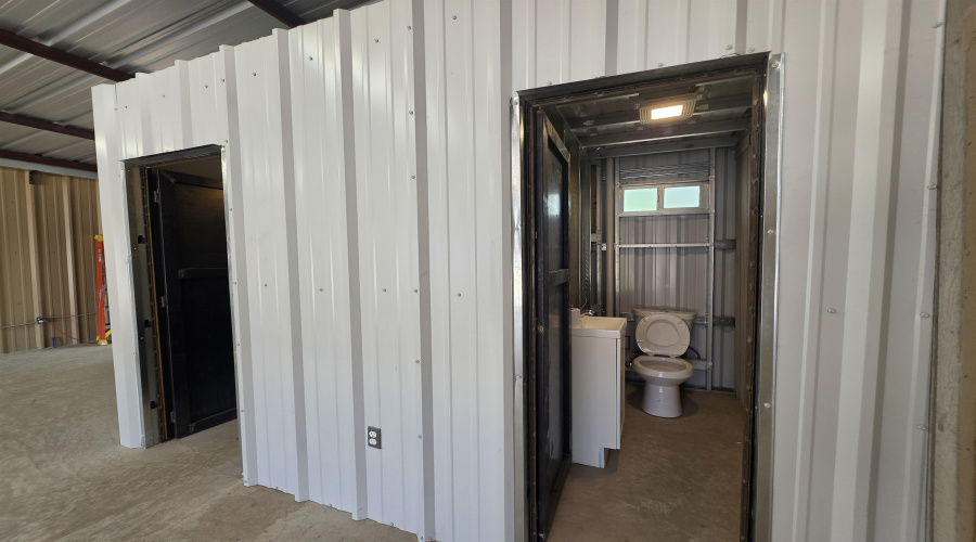 3202 Anna Ave, LAREDO, Texas 78041, ,2 BathroomsBathrooms,Commercial/industrial,For Rent,3202 Anna Ave,20263848