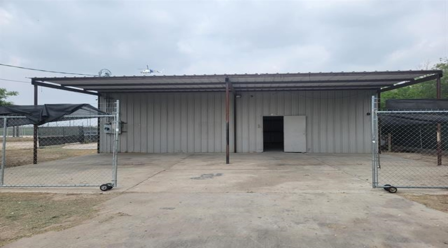 3202 Anna Ave, LAREDO, Texas 78041, ,2 BathroomsBathrooms,Commercial/industrial,For Rent,3202 Anna Ave,20263848