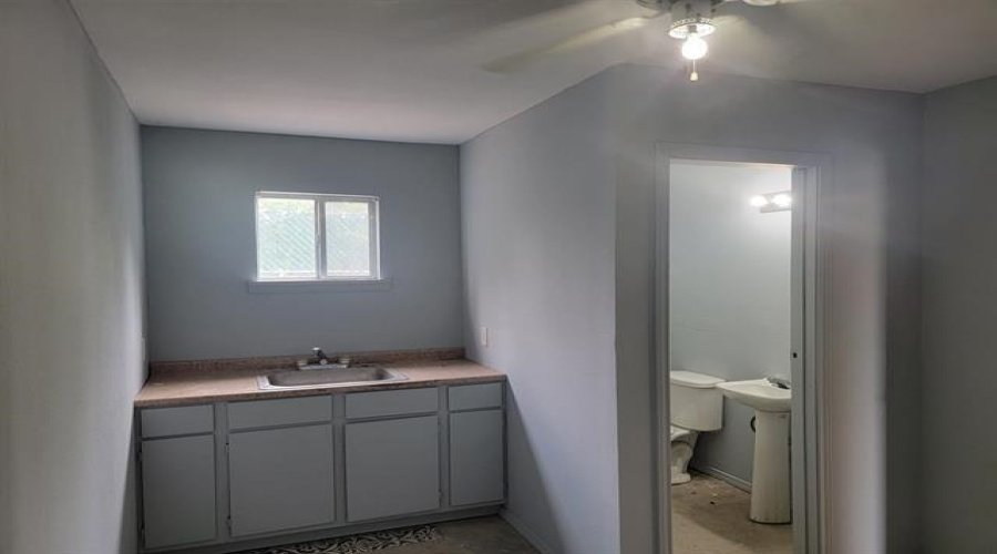3202 Anna Ave, LAREDO, Texas 78041, ,2 BathroomsBathrooms,Commercial/industrial,For Rent,3202 Anna Ave,20263848