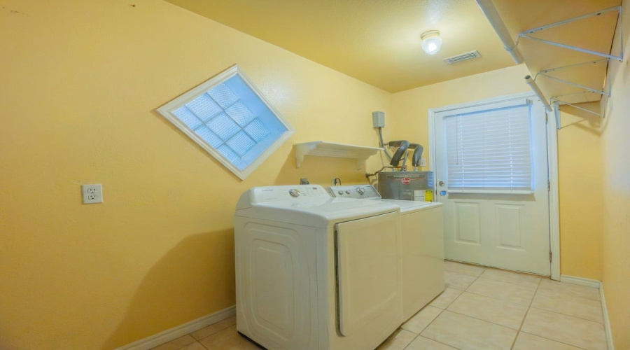 4725 San Rafael Ln, Laredo, Texas 78046, 3 Bedrooms Bedrooms, 5 Rooms Rooms,2 BathroomsBathrooms,Residential,For Sale,4725 San Rafael Ln,20263846