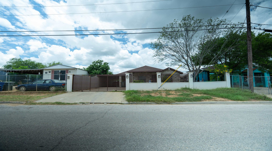 4725 San Rafael Ln, Laredo, Texas 78046, 3 Bedrooms Bedrooms, 5 Rooms Rooms,2 BathroomsBathrooms,Residential,For Sale,4725 San Rafael Ln,20263846