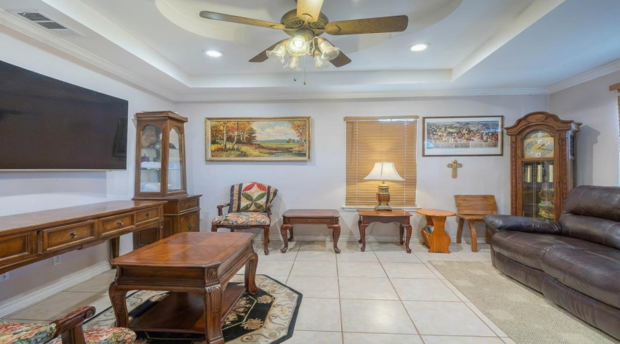4725 San Rafael Ln, Laredo, Texas 78046, 3 Bedrooms Bedrooms, 5 Rooms Rooms,2 BathroomsBathrooms,Residential,For Sale,4725 San Rafael Ln,20263846