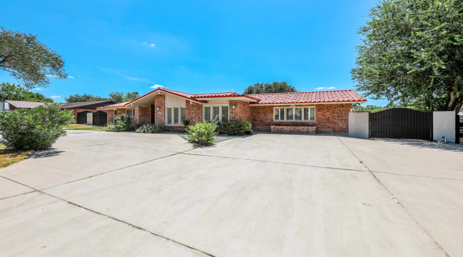 409 Longshadow Rd, Laredo, Texas 78041, 4 Bedrooms Bedrooms, 8 Rooms Rooms,4 BathroomsBathrooms,Residential,For Sale,409 Longshadow Rd,20263850