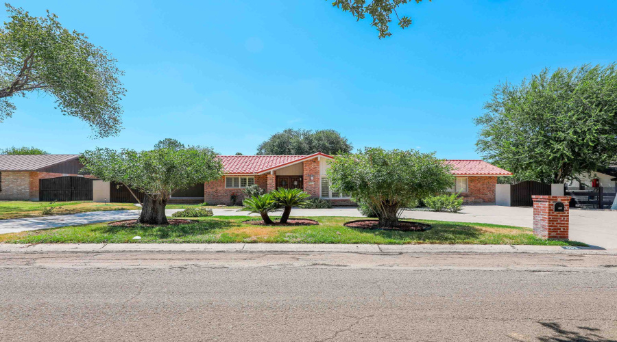 409 Longshadow Rd, Laredo, Texas 78041, 4 Bedrooms Bedrooms, 8 Rooms Rooms,4 BathroomsBathrooms,Residential,For Sale,409 Longshadow Rd,20263850