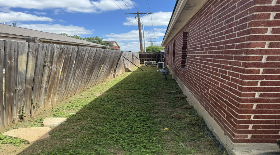 5229 Brewster Dr, Laredo, Texas 78045, 3 Bedrooms Bedrooms, 5 Rooms Rooms,2 BathroomsBathrooms,Residential,For Rent,5229 Brewster Dr,20263851