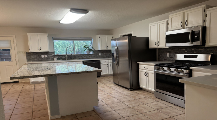 5229 Brewster Dr, Laredo, Texas 78045, 3 Bedrooms Bedrooms, 5 Rooms Rooms,2 BathroomsBathrooms,Residential,For Rent,5229 Brewster Dr,20263851