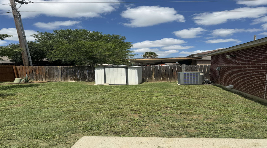 5229 Brewster Dr, Laredo, Texas 78045, 3 Bedrooms Bedrooms, 5 Rooms Rooms,2 BathroomsBathrooms,Residential,For Sale,5229 Brewster Dr,20263853