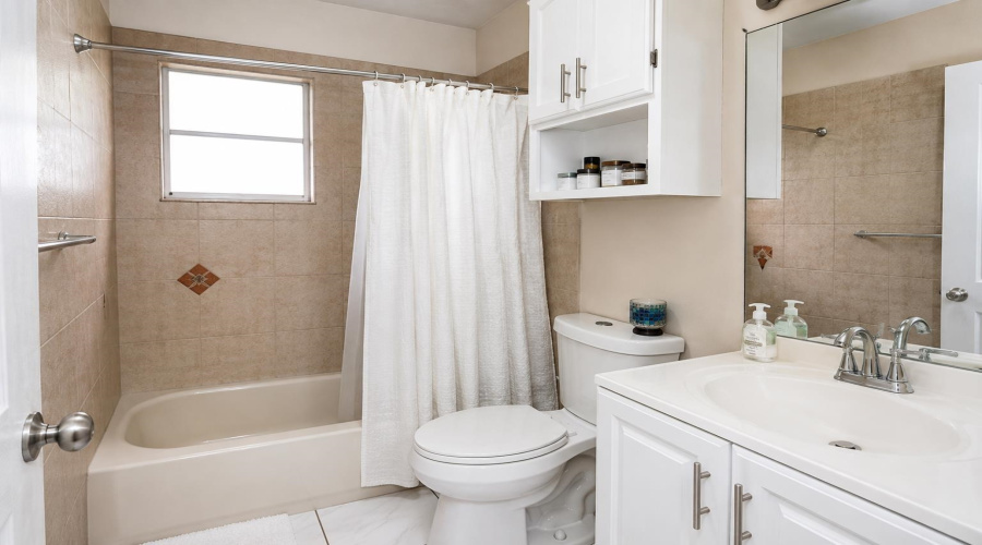 1715 Kingwood Dr, Laredo, Texas 78045, 3 Bedrooms Bedrooms, 7 Rooms Rooms,2 BathroomsBathrooms,Residential,For Sale,1715 Kingwood Dr,20263854