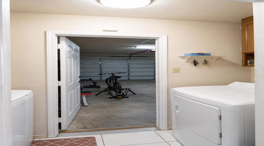 1715 Kingwood Dr, Laredo, Texas 78045, 3 Bedrooms Bedrooms, 7 Rooms Rooms,2 BathroomsBathrooms,Residential,For Sale,1715 Kingwood Dr,20263854