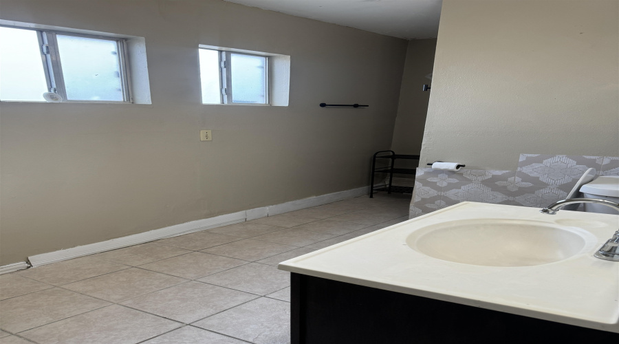 1805 San Agustin Ave, Laredo, Texas 78040, 2 Bedrooms Bedrooms, 3 Rooms Rooms,1 BathroomBathrooms,Residential,For Rent,1805 San Agustin Ave,20263855