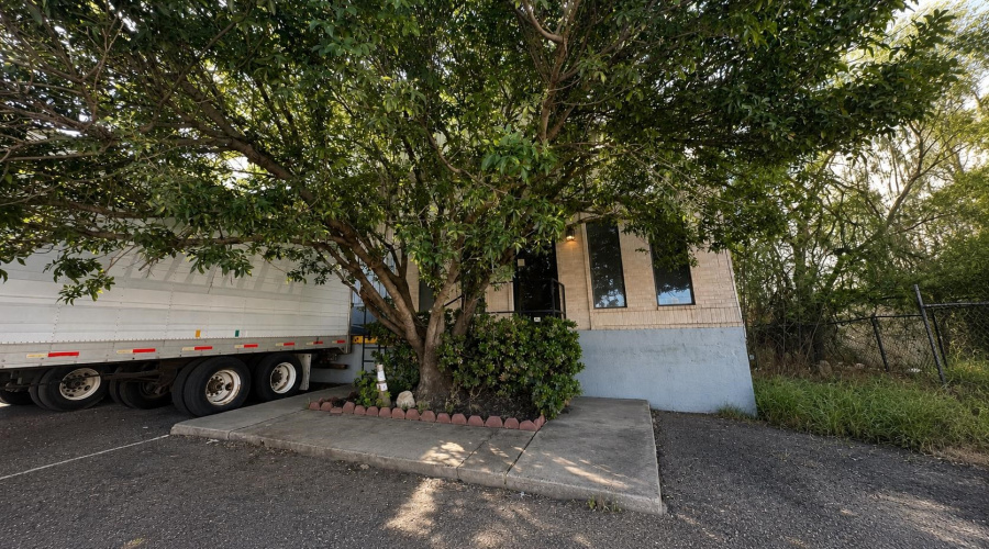 4116 Trade Center Blvd, Laredo, Texas 78045-9999, 1 Bedroom Bedrooms, 21 Rooms Rooms,2 BathroomsBathrooms,Commercial/industrial,For Rent,4116 Trade Center Blvd,20263857