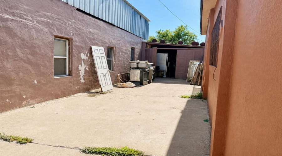 1516 San Bernardo Ave, Laredo, Texas 78040, ,2 BathroomsBathrooms,Commercial retail/office,For Sale,1516 San Bernardo Ave,20263868