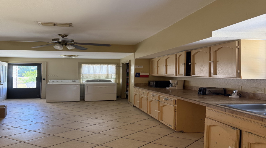 1801 Galveston St, Laredo, TX, Texas 78043-2906, 3 Bedrooms Bedrooms, 5 Rooms Rooms,2 BathroomsBathrooms,Residential,For Sale,1801 Galveston St,20263861