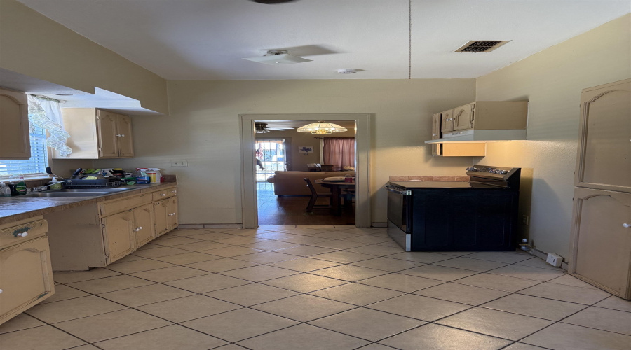 1801 Galveston St, Laredo, TX, Texas 78043-2906, 3 Bedrooms Bedrooms, 5 Rooms Rooms,2 BathroomsBathrooms,Residential,For Sale,1801 Galveston St,20263861