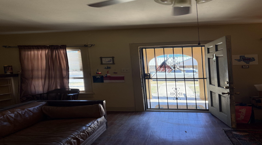 1801 Galveston St, Laredo, TX, Texas 78043-2906, 3 Bedrooms Bedrooms, 5 Rooms Rooms,2 BathroomsBathrooms,Residential,For Sale,1801 Galveston St,20263861