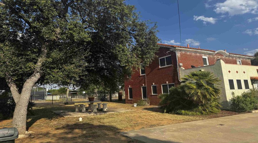 720 N Stone Ave, Laredo, Texas 78040, 5 Bedrooms Bedrooms, 10 Rooms Rooms,4 BathroomsBathrooms,Residential,For Sale,720 N Stone Ave,20263863