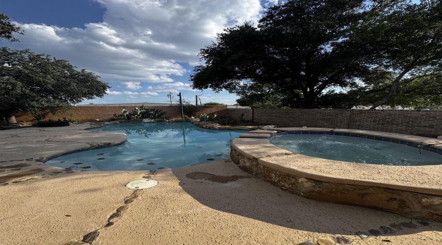 720 N Stone Ave, Laredo, Texas 78040, 5 Bedrooms Bedrooms, 10 Rooms Rooms,4 BathroomsBathrooms,Residential,For Sale,720 N Stone Ave,20263863