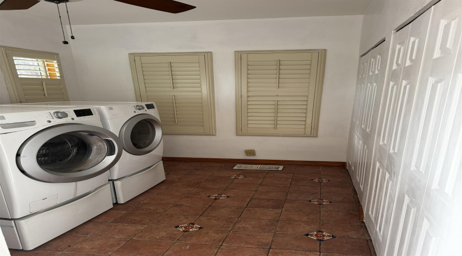 720 N Stone Ave, Laredo, Texas 78040, 5 Bedrooms Bedrooms, 10 Rooms Rooms,4 BathroomsBathrooms,Residential,For Sale,720 N Stone Ave,20263863