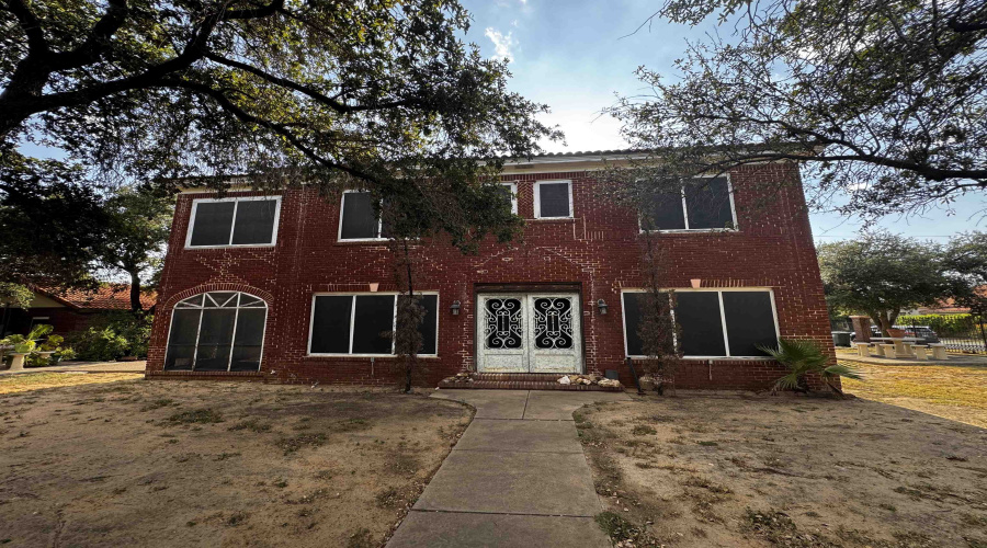 720 N Stone Ave, Laredo, Texas 78040, 5 Bedrooms Bedrooms, 10 Rooms Rooms,4 BathroomsBathrooms,Residential,For Sale,720 N Stone Ave,20263863