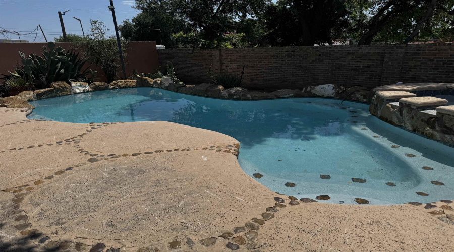 720 N Stone Ave, Laredo, Texas 78040, 5 Bedrooms Bedrooms, 10 Rooms Rooms,4 BathroomsBathrooms,Residential,For Sale,720 N Stone Ave,20263863