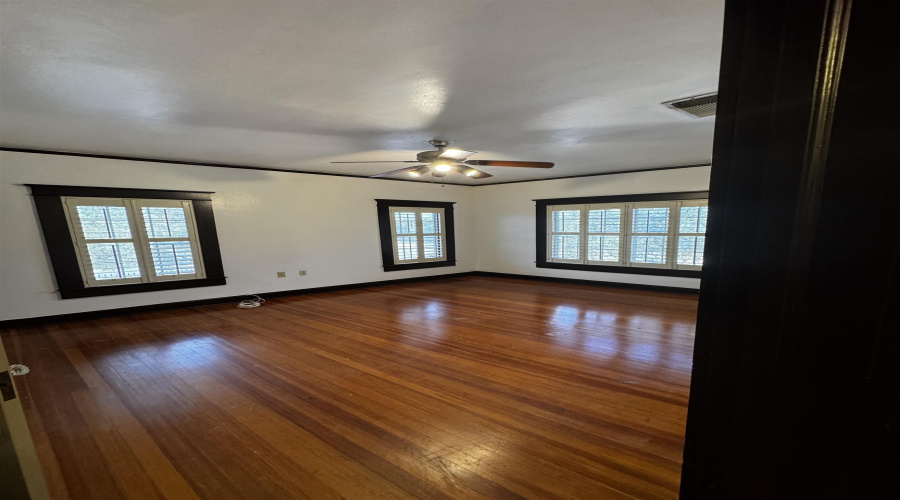 720 N Stone Ave, Laredo, Texas 78040, 5 Bedrooms Bedrooms, 10 Rooms Rooms,4 BathroomsBathrooms,Residential,For Sale,720 N Stone Ave,20263863