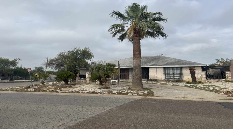 108 S Espana Dr., Laredo, Texas 78043, 4 Bedrooms Bedrooms, 9 Rooms Rooms,2 BathroomsBathrooms,Residential,For Sale,108 S Espana Dr.,20263865