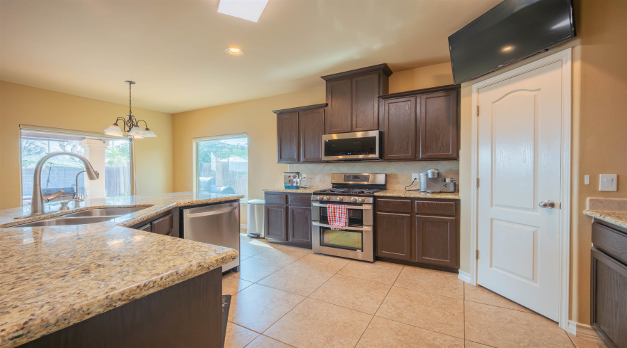 505 Silver Palm Dr, Laredo, Texas 78045, 4 Bedrooms Bedrooms, 7 Rooms Rooms,3 BathroomsBathrooms,Residential,For Sale,505 Silver Palm Dr,20263869