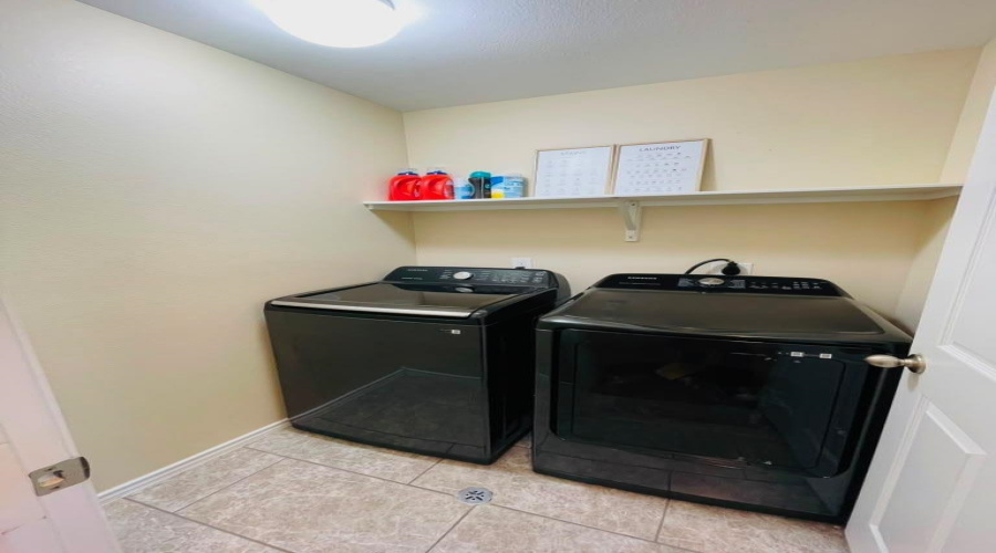 9983 Inmaculada Ln, Laredo, Texas 78045, 3 Bedrooms Bedrooms, 6 Rooms Rooms,2 BathroomsBathrooms,Residential,For Sale,9983 Inmaculada Ln,20263871