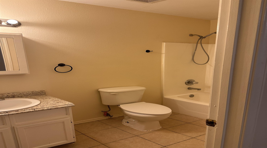 352 Ocean Dr, Laredo, Texas 78043, 3 Bedrooms Bedrooms, 5 Rooms Rooms,2 BathroomsBathrooms,Residential,For Rent,352 Ocean Dr,20263878