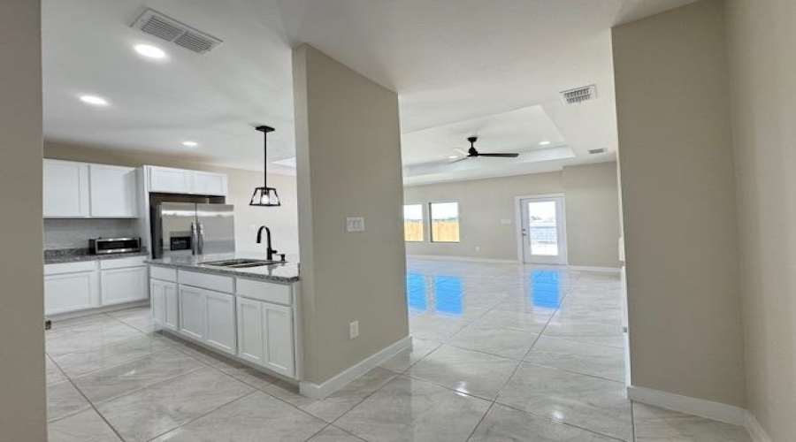 6702 El Freno, Laredo, Texas 78046, 3 Bedrooms Bedrooms, 6 Rooms Rooms,2 BathroomsBathrooms,Residential,For Rent,6702 El Freno,20263887