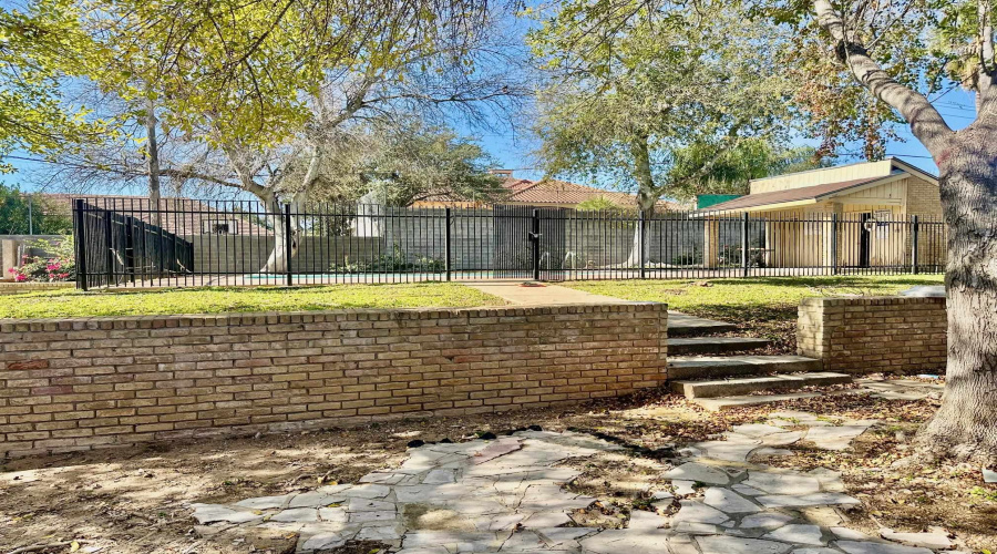 16 Quadrangle Cir, Laredo, Texas 78041, 3 Bedrooms Bedrooms, 7 Rooms Rooms,2 BathroomsBathrooms,Residential,For Sale,16 Quadrangle Cir,20263889